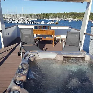 Floating House Sunflower Pula